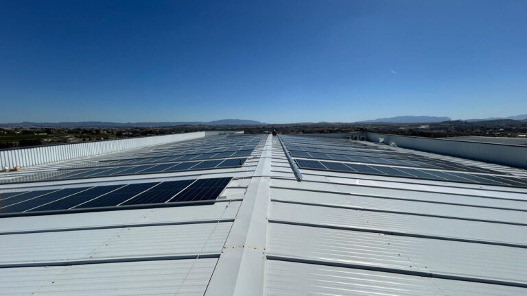 Instalación para sector industrial y naves de paneles fotovoltaicos para autoconsumo