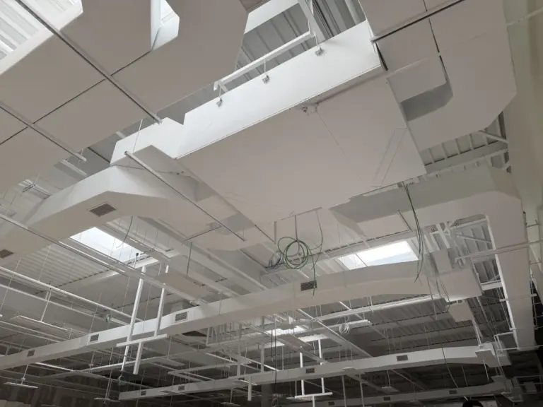 Instalación de sistema de climatización de GMG Energía en el nuevo gimnasio Planet Fitness Infante en Murcia.